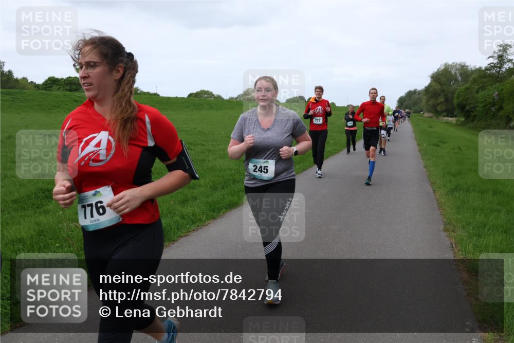 04.05.2025 - 8. Wedeler Halbmarathon Lena Gebhardt http://msf.ph/oto/7842794 04.05.2025 11:23:19 Laufen  meine-sportfotos.de