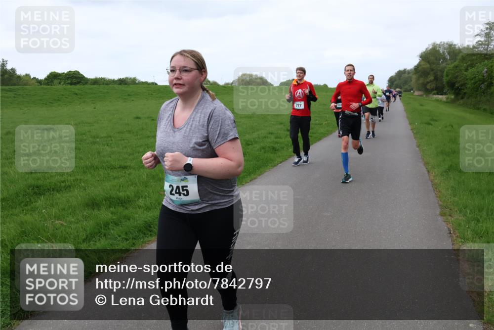 04.05.2025 - 8. Wedeler Halbmarathon Lena Gebhardt http://msf.ph/oto/7842797 04.05.2025 11:23:19 Laufen  meine-sportfotos.de