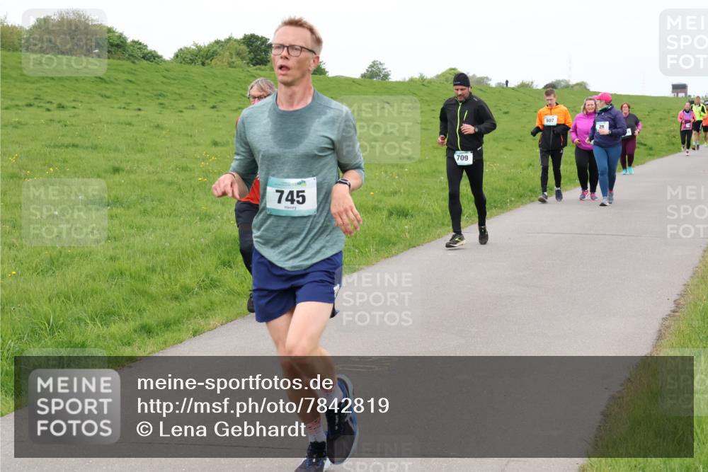 04.05.2025 - 8. Wedeler Halbmarathon Lena Gebhardt http://msf.ph/oto/7842819 04.05.2025 11:25:09 Laufen  meine-sportfotos.de