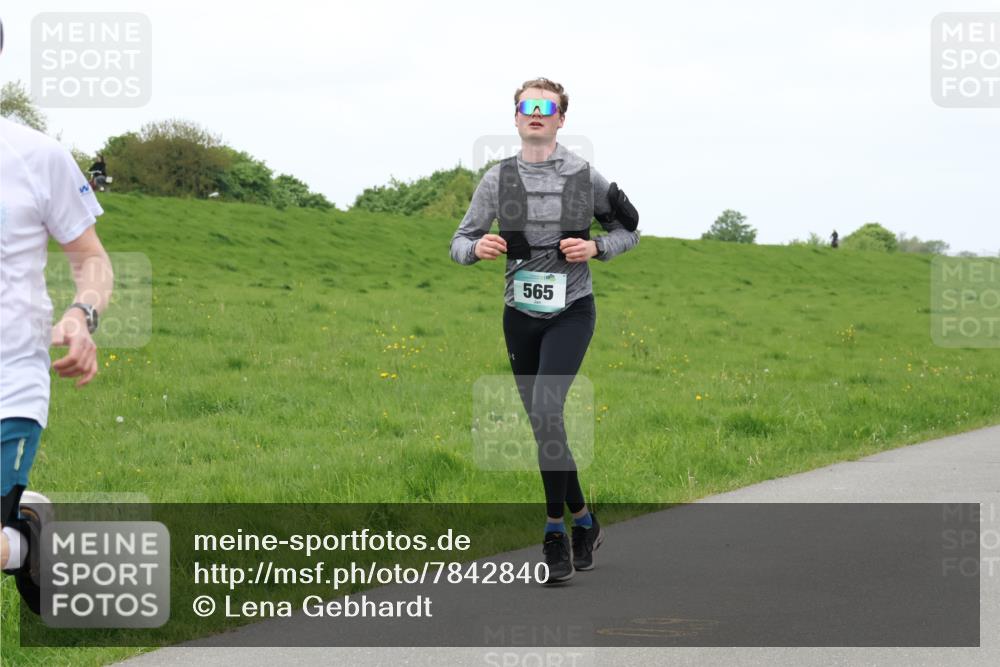 04.05.2025 - 8. Wedeler Halbmarathon Lena Gebhardt http://msf.ph/oto/7842840 04.05.2025 11:26:53 Laufen  meine-sportfotos.de