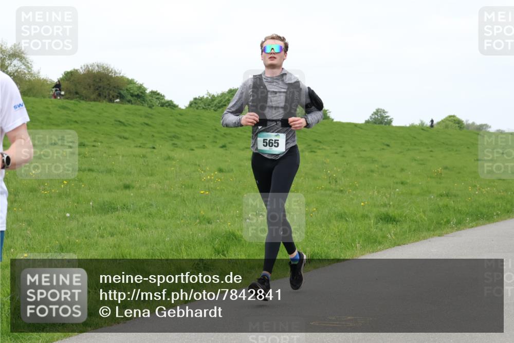 04.05.2025 - 8. Wedeler Halbmarathon Lena Gebhardt http://msf.ph/oto/7842841 04.05.2025 11:26:53 Laufen  meine-sportfotos.de