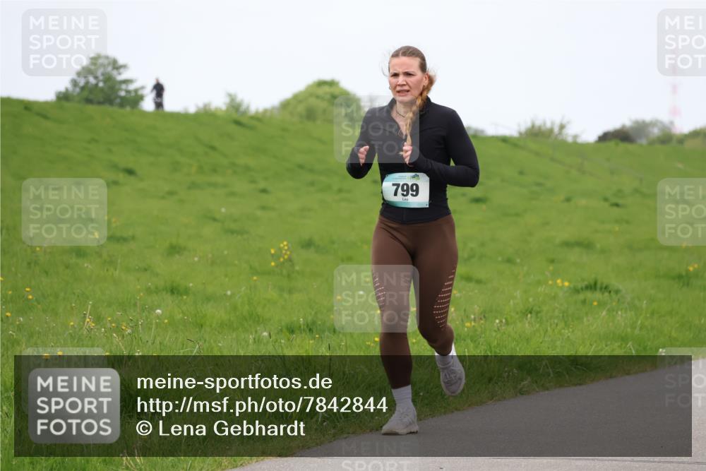 04.05.2025 - 8. Wedeler Halbmarathon Lena Gebhardt http://msf.ph/oto/7842844 04.05.2025 11:26:58 Laufen  meine-sportfotos.de
