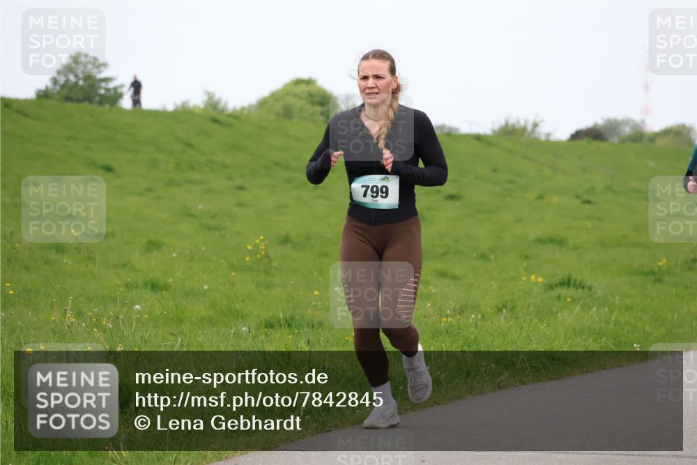 04.05.2025 - 8. Wedeler Halbmarathon Lena Gebhardt http://msf.ph/oto/7842845 04.05.2025 11:26:58 Laufen  meine-sportfotos.de