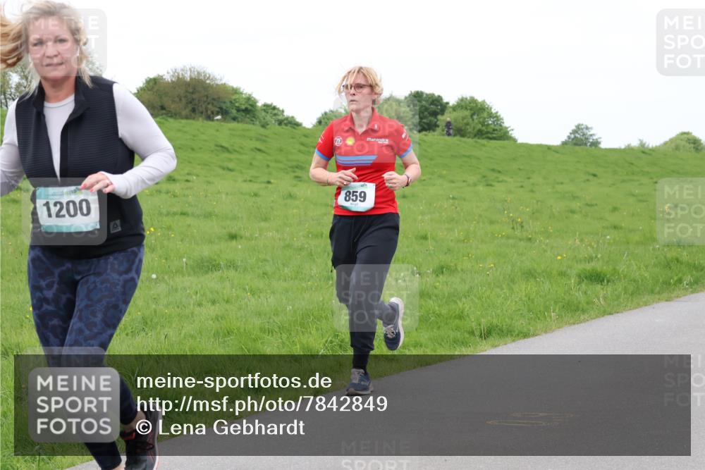 04.05.2025 - 8. Wedeler Halbmarathon Lena Gebhardt http://msf.ph/oto/7842849 04.05.2025 11:27:08 Laufen  meine-sportfotos.de