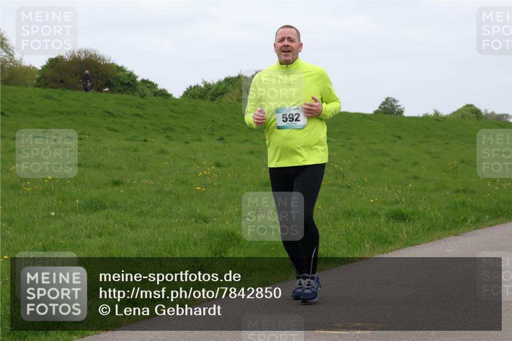 04.05.2025 - 8. Wedeler Halbmarathon Lena Gebhardt http://msf.ph/oto/7842850 04.05.2025 11:27:18 Laufen  meine-sportfotos.de