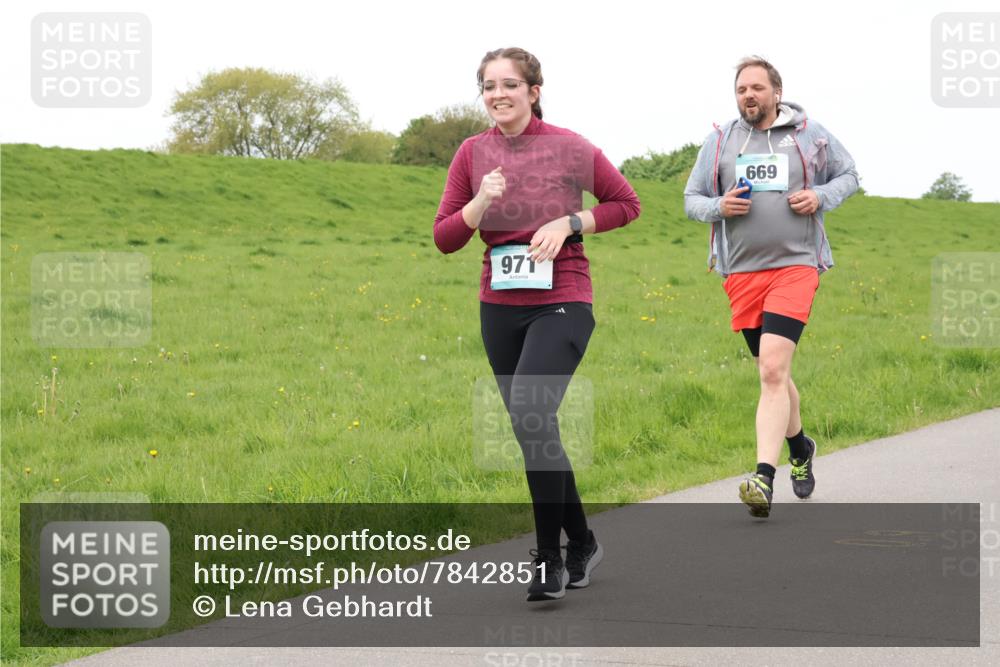04.05.2025 - 8. Wedeler Halbmarathon Lena Gebhardt http://msf.ph/oto/7842851 04.05.2025 11:27:46 Laufen  meine-sportfotos.de