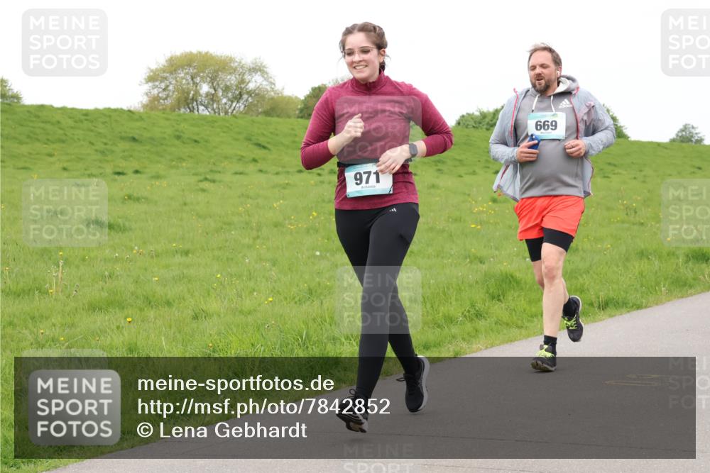 04.05.2025 - 8. Wedeler Halbmarathon Lena Gebhardt http://msf.ph/oto/7842852 04.05.2025 11:27:46 Laufen  meine-sportfotos.de