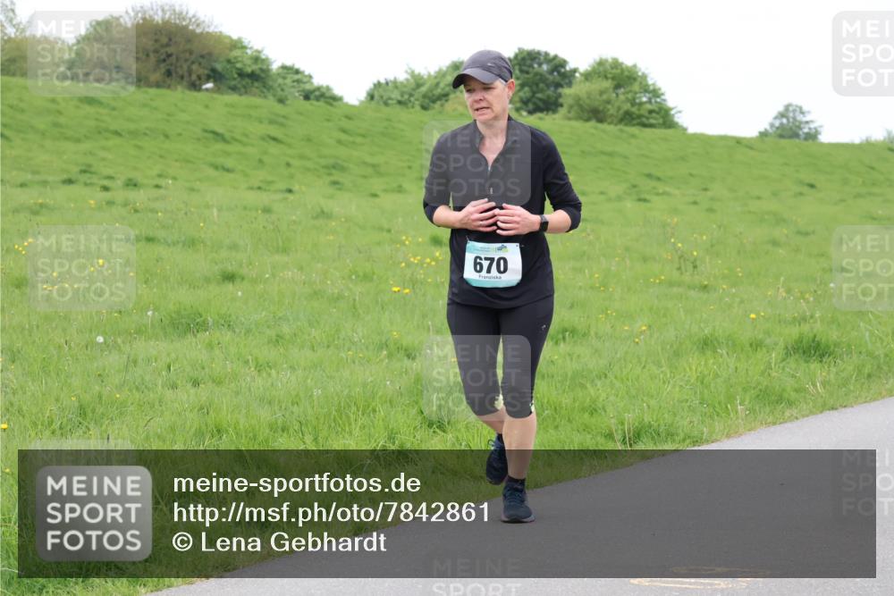 04.05.2025 - 8. Wedeler Halbmarathon Lena Gebhardt http://msf.ph/oto/7842861 04.05.2025 11:28:13 Laufen  meine-sportfotos.de