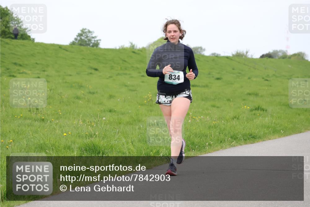 04.05.2025 - 8. Wedeler Halbmarathon Lena Gebhardt http://msf.ph/oto/7842903 04.05.2025 11:32:52 Laufen  meine-sportfotos.de