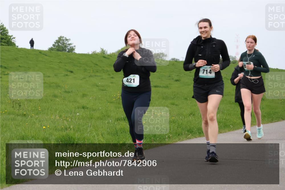 04.05.2025 - 8. Wedeler Halbmarathon Lena Gebhardt http://msf.ph/oto/7842906 04.05.2025 11:33:02 Laufen  meine-sportfotos.de