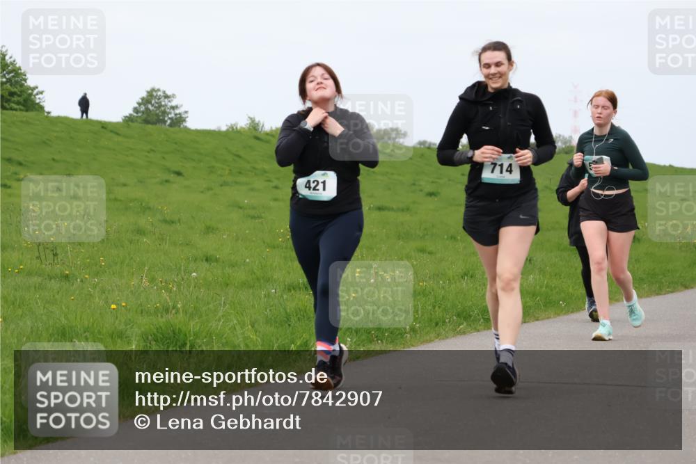04.05.2025 - 8. Wedeler Halbmarathon Lena Gebhardt http://msf.ph/oto/7842907 04.05.2025 11:33:02 Laufen  meine-sportfotos.de