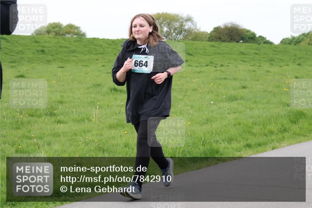 04.05.2025 - 8. Wedeler Halbmarathon Lena Gebhardt http://msf.ph/oto/7842910 04.05.2025 11:33:11 Laufen  meine-sportfotos.de