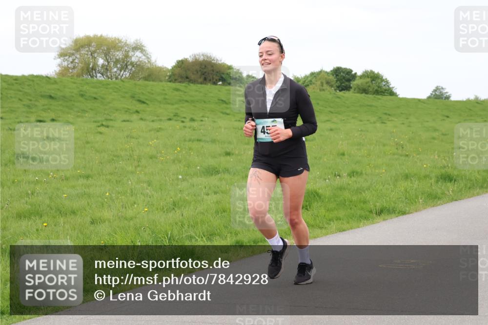 04.05.2025 - 8. Wedeler Halbmarathon Lena Gebhardt http://msf.ph/oto/7842928 04.05.2025 11:34:23 Laufen  meine-sportfotos.de