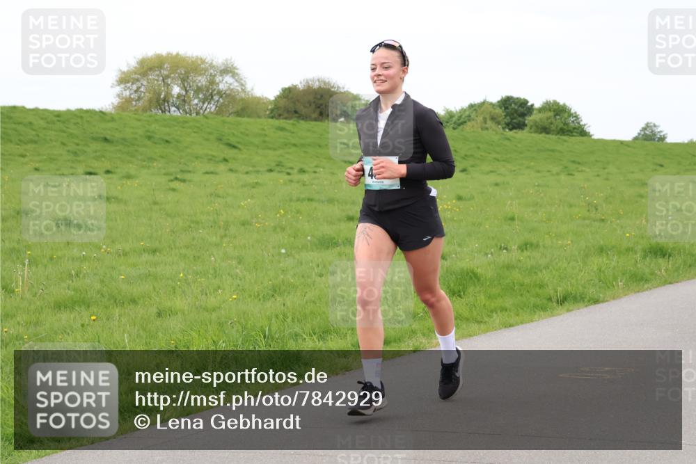 04.05.2025 - 8. Wedeler Halbmarathon Lena Gebhardt http://msf.ph/oto/7842929 04.05.2025 11:34:23 Laufen  meine-sportfotos.de
