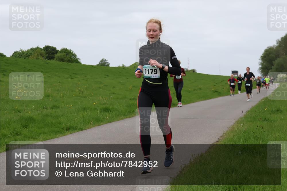 04.05.2025 - 8. Wedeler Halbmarathon Lena Gebhardt http://msf.ph/oto/7842952 04.05.2025 11:35:50 Laufen  meine-sportfotos.de