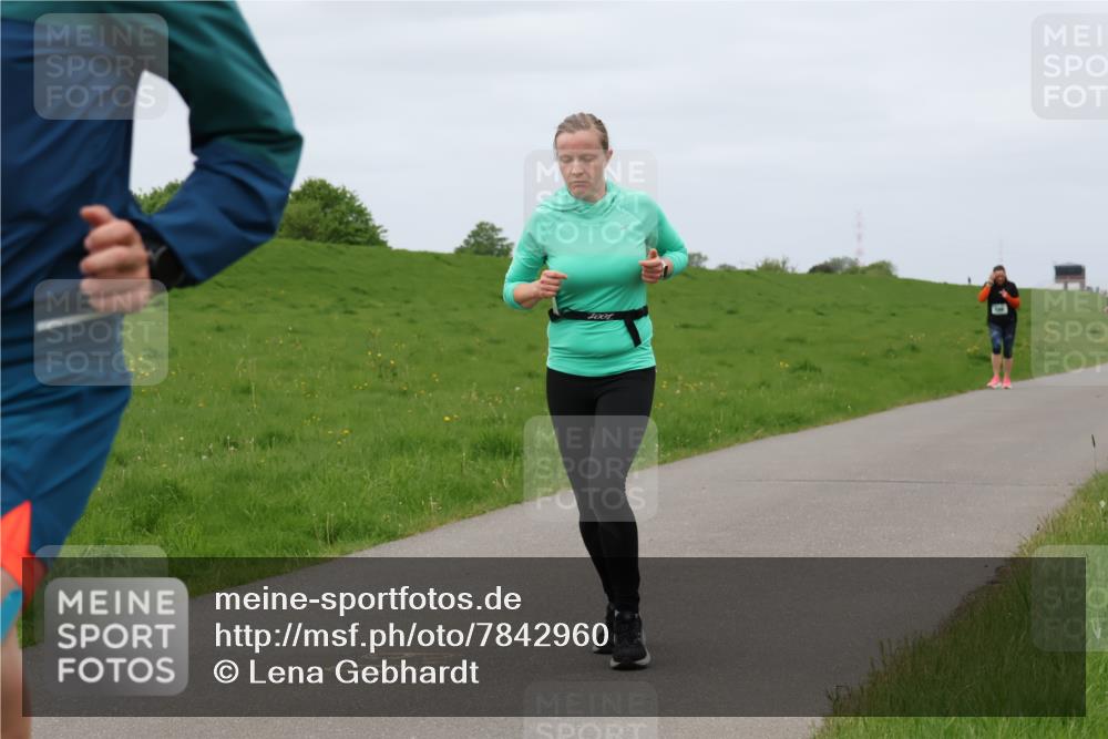 04.05.2025 - 8. Wedeler Halbmarathon Lena Gebhardt http://msf.ph/oto/7842960 04.05.2025 11:37:35 Laufen  meine-sportfotos.de