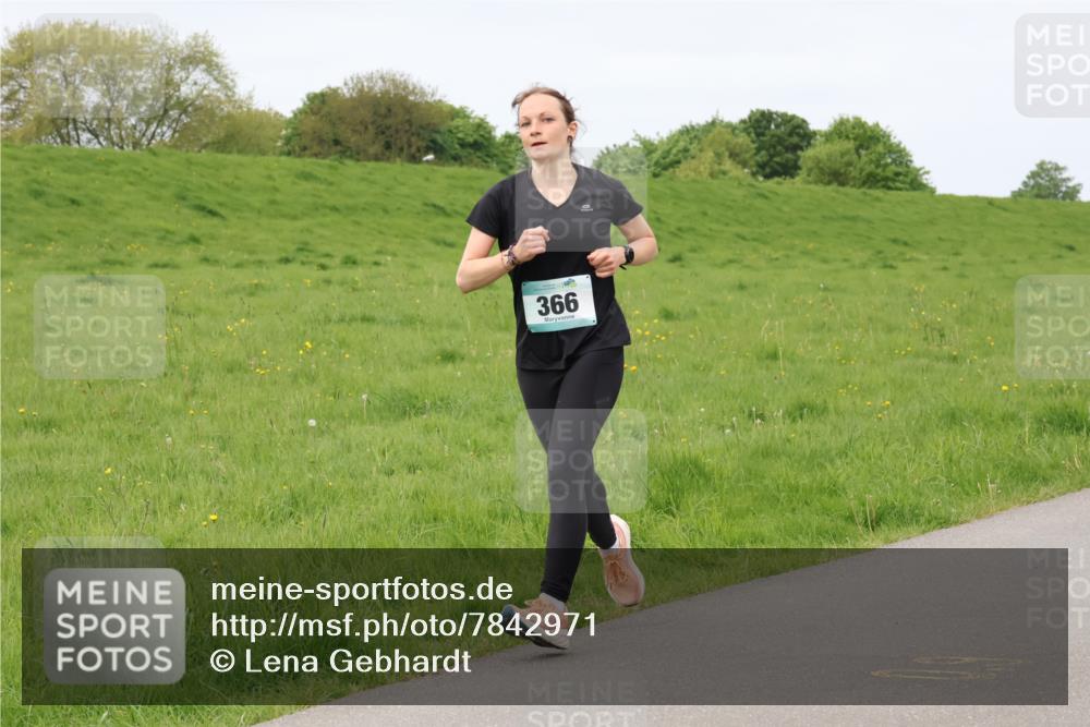 04.05.2025 - 8. Wedeler Halbmarathon Lena Gebhardt http://msf.ph/oto/7842971 04.05.2025 11:39:01 Laufen  meine-sportfotos.de