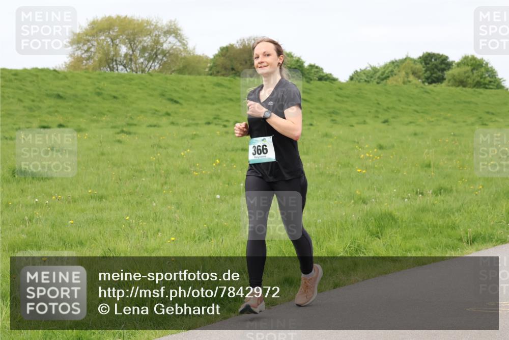 04.05.2025 - 8. Wedeler Halbmarathon Lena Gebhardt http://msf.ph/oto/7842972 04.05.2025 11:39:02 Laufen  meine-sportfotos.de