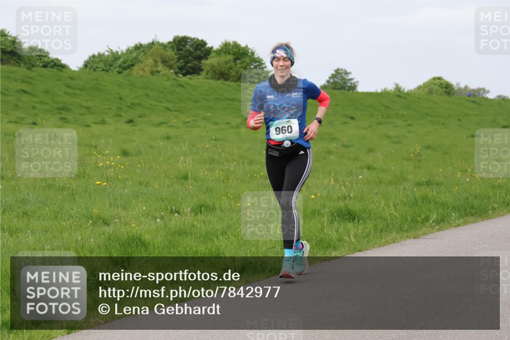 04.05.2025 - 8. Wedeler Halbmarathon Lena Gebhardt http://msf.ph/oto/7842977 04.05.2025 11:39:43 Laufen  meine-sportfotos.de