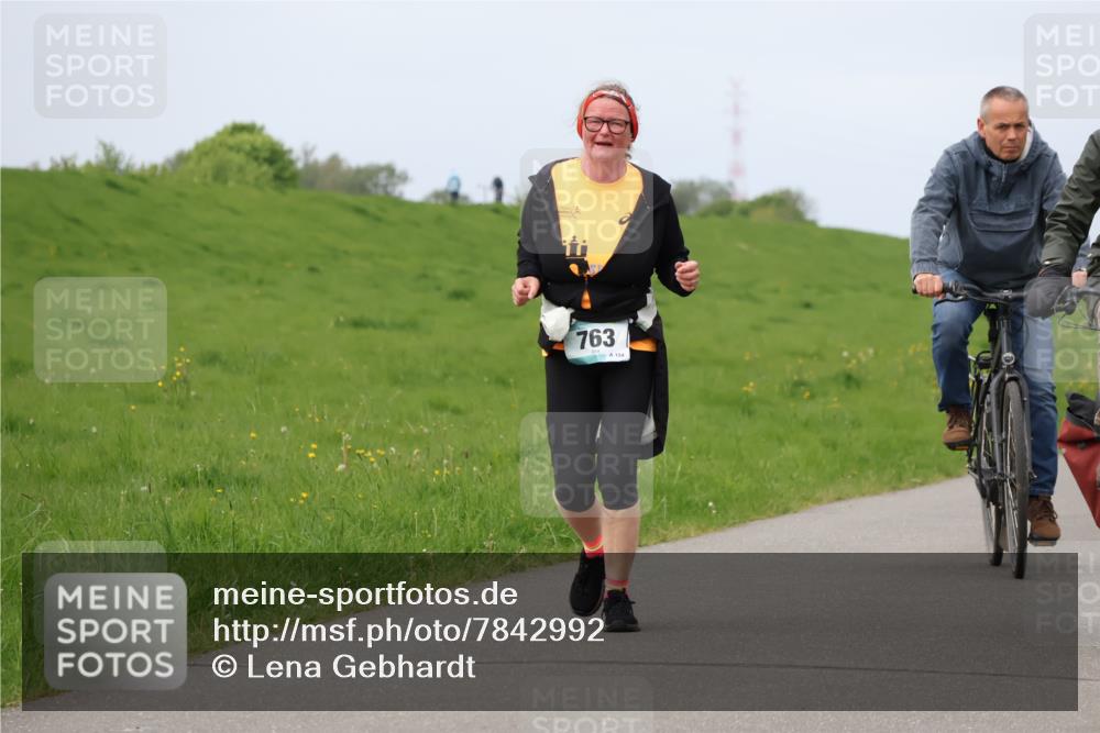 04.05.2025 - 8. Wedeler Halbmarathon Lena Gebhardt http://msf.ph/oto/7842992 04.05.2025 11:42:33 Laufen  meine-sportfotos.de