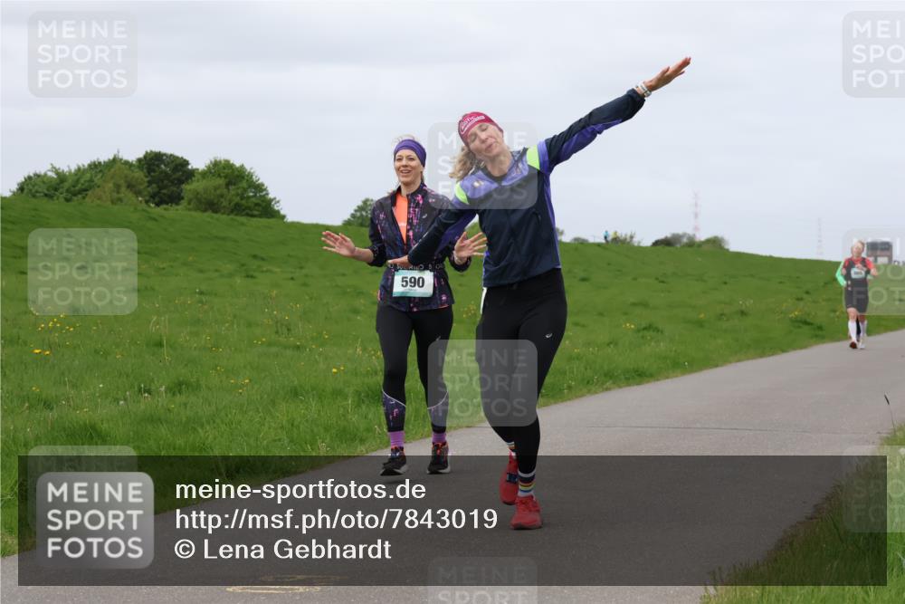 04.05.2025 - 8. Wedeler Halbmarathon Lena Gebhardt http://msf.ph/oto/7843019 04.05.2025 11:46:35 Laufen  meine-sportfotos.de