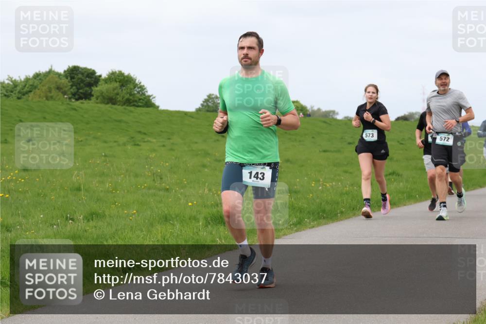04.05.2025 - 8. Wedeler Halbmarathon Lena Gebhardt http://msf.ph/oto/7843037 04.05.2025 11:48:36 Laufen  meine-sportfotos.de