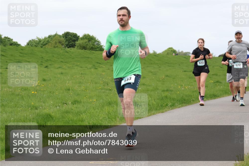 04.05.2025 - 8. Wedeler Halbmarathon Lena Gebhardt http://msf.ph/oto/7843039 04.05.2025 11:48:36 Laufen  meine-sportfotos.de