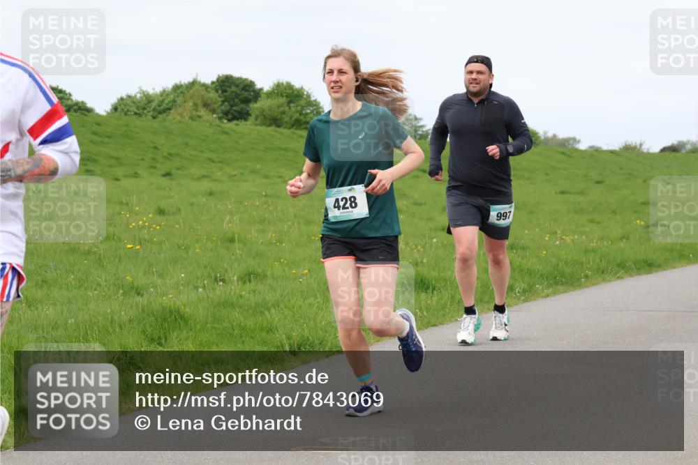 04.05.2025 - 8. Wedeler Halbmarathon Lena Gebhardt http://msf.ph/oto/7843069 04.05.2025 11:51:15 Laufen  meine-sportfotos.de