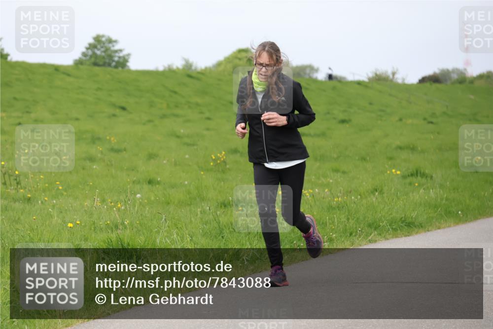 04.05.2025 - 8. Wedeler Halbmarathon Lena Gebhardt http://msf.ph/oto/7843088 04.05.2025 11:52:54 Laufen  meine-sportfotos.de