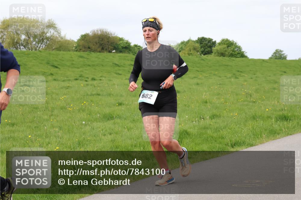 04.05.2025 - 8. Wedeler Halbmarathon Lena Gebhardt http://msf.ph/oto/7843100 04.05.2025 11:56:18 Laufen  meine-sportfotos.de