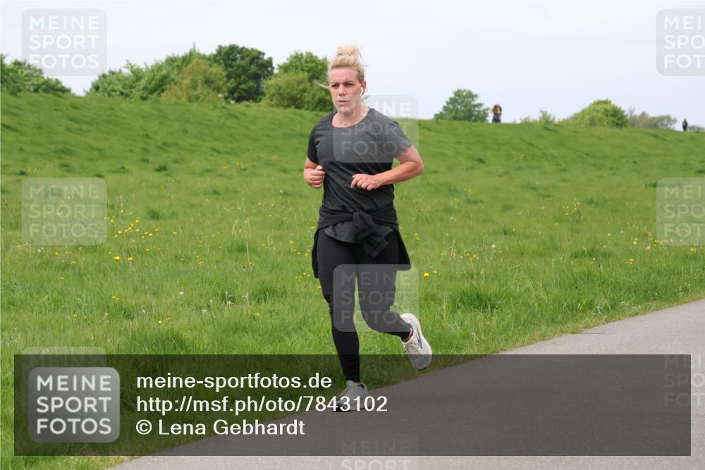 04.05.2025 - 8. Wedeler Halbmarathon Lena Gebhardt http://msf.ph/oto/7843102 04.05.2025 11:56:30 Laufen  meine-sportfotos.de