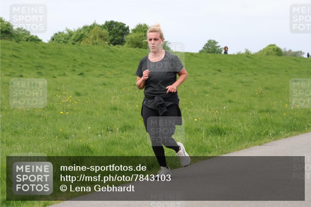 04.05.2025 - 8. Wedeler Halbmarathon Lena Gebhardt http://msf.ph/oto/7843103 04.05.2025 11:56:30 Laufen  meine-sportfotos.de