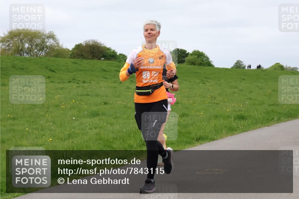 04.05.2025 - 8. Wedeler Halbmarathon Lena Gebhardt http://msf.ph/oto/7843115 04.05.2025 11:59:20 Laufen  meine-sportfotos.de