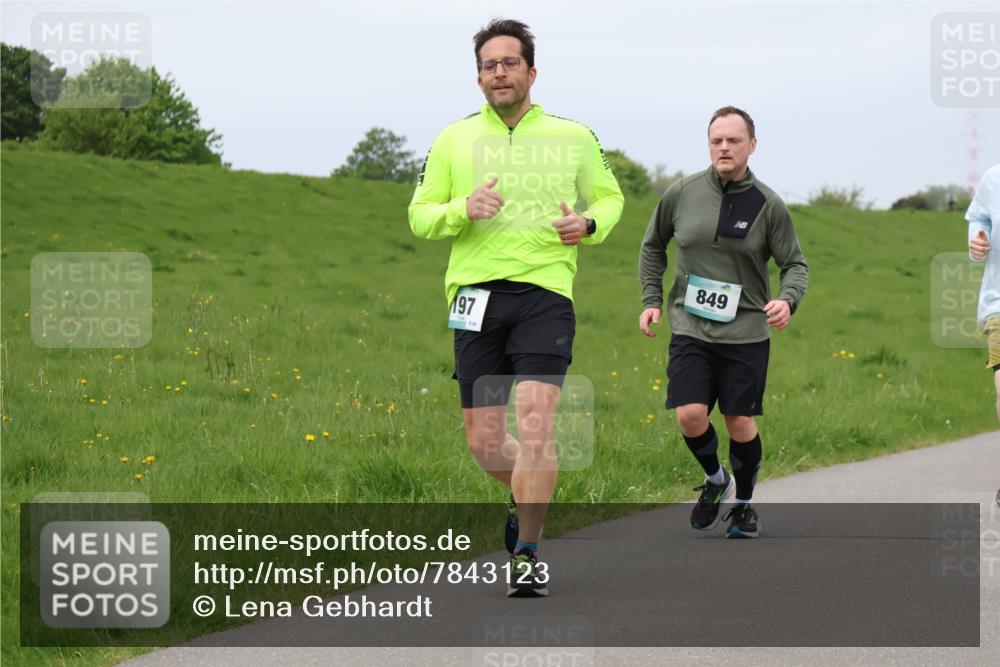 04.05.2025 - 8. Wedeler Halbmarathon Lena Gebhardt http://msf.ph/oto/7843123 04.05.2025 11:59:31 Laufen  meine-sportfotos.de