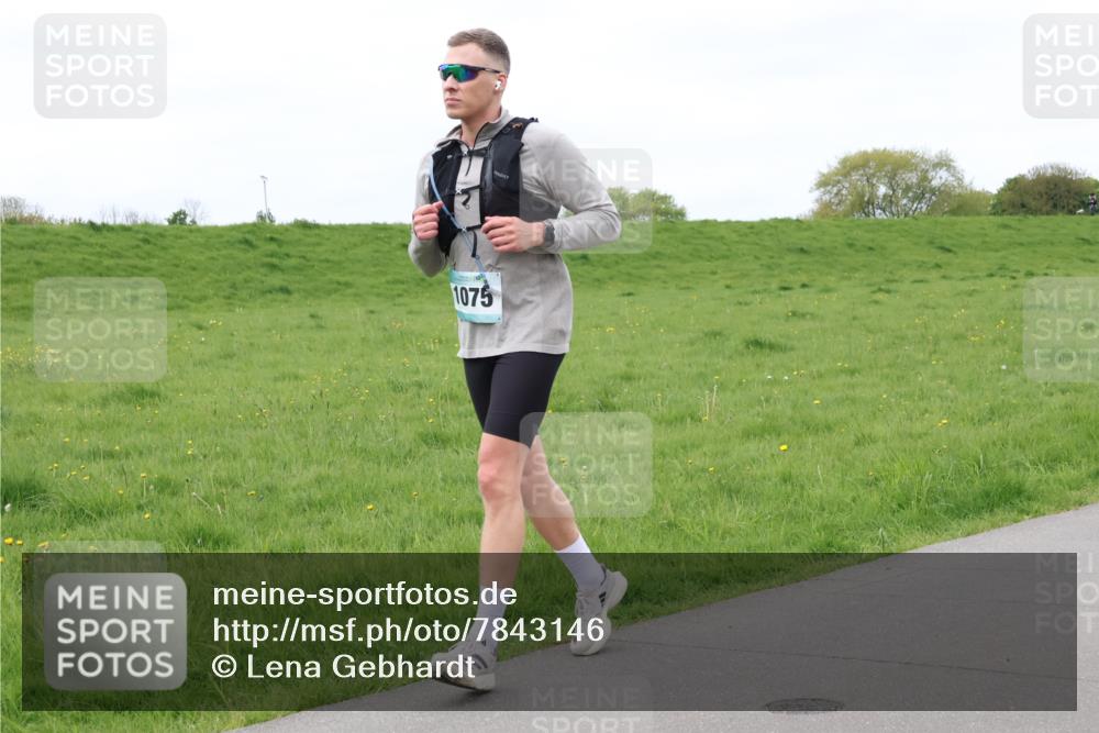 04.05.2025 - 8. Wedeler Halbmarathon Lena Gebhardt http://msf.ph/oto/7843146 04.05.2025 12:02:34 Laufen  meine-sportfotos.de