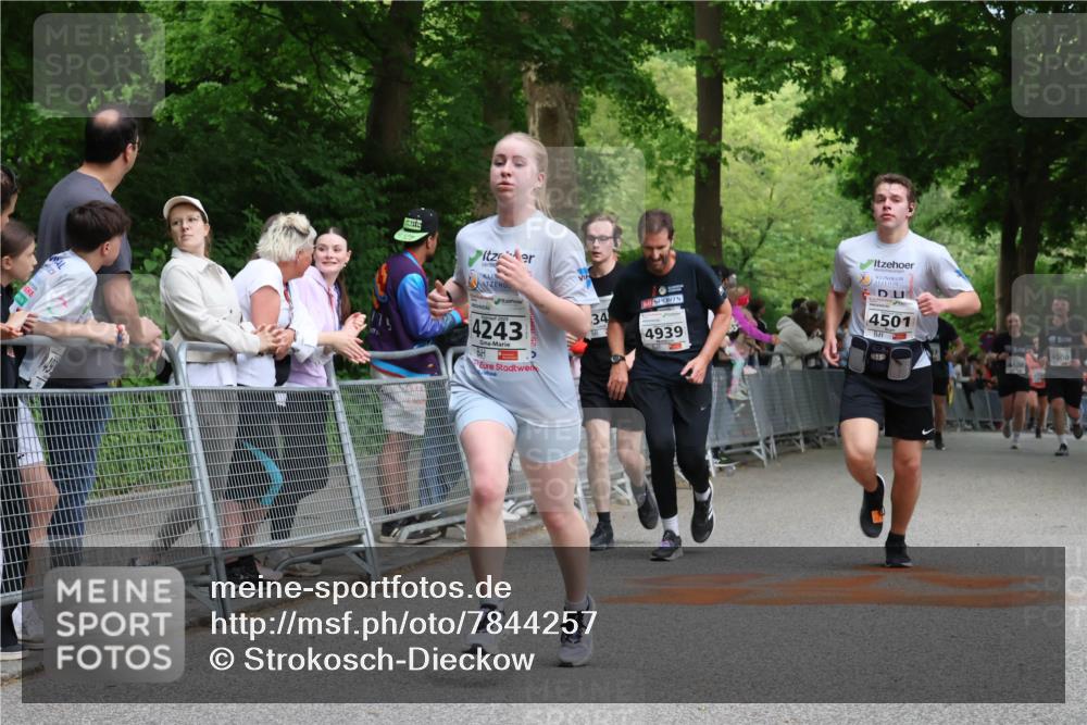 17.05.2025 - Störlauf Strokosch-Dieckow http://msf.ph/oto/7844257 17.05.2025 19:01:14 Ziel 4243, 34, 4939, 4501, 4500, 440 meine-sportfotos.de