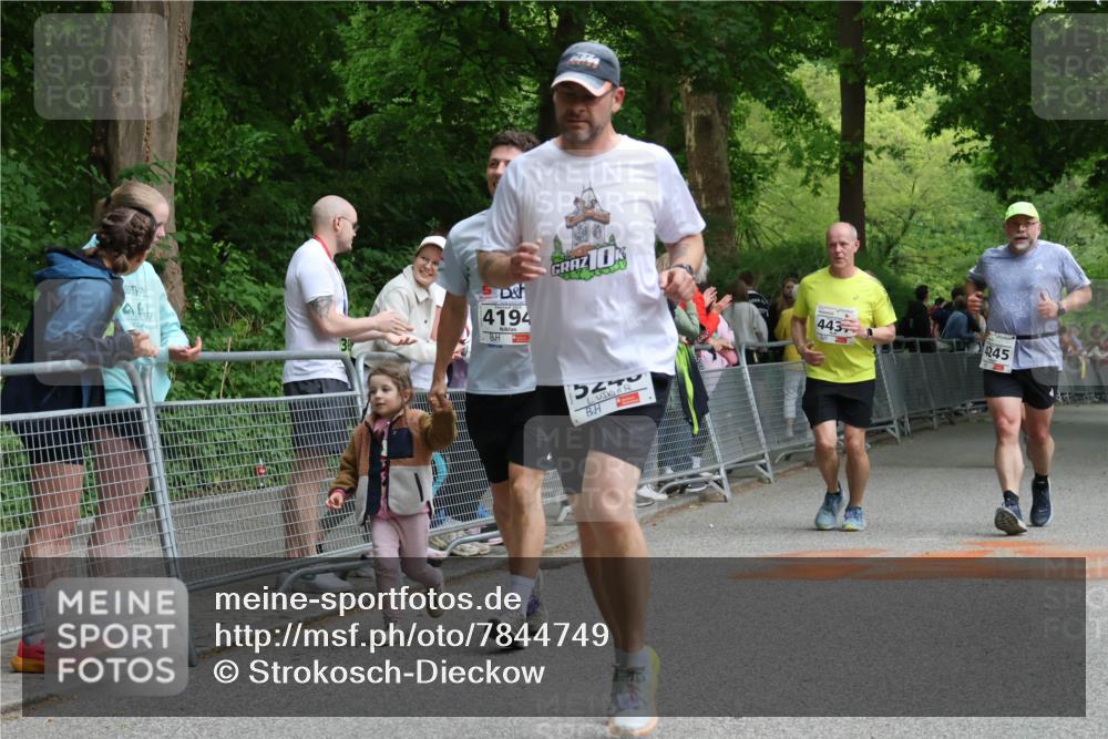 17.05.2025 - Störlauf Strokosch-Dieckow http://msf.ph/oto/7844749 17.05.2025 19:05:18 Ziel 4194, 443, 4245 meine-sportfotos.de