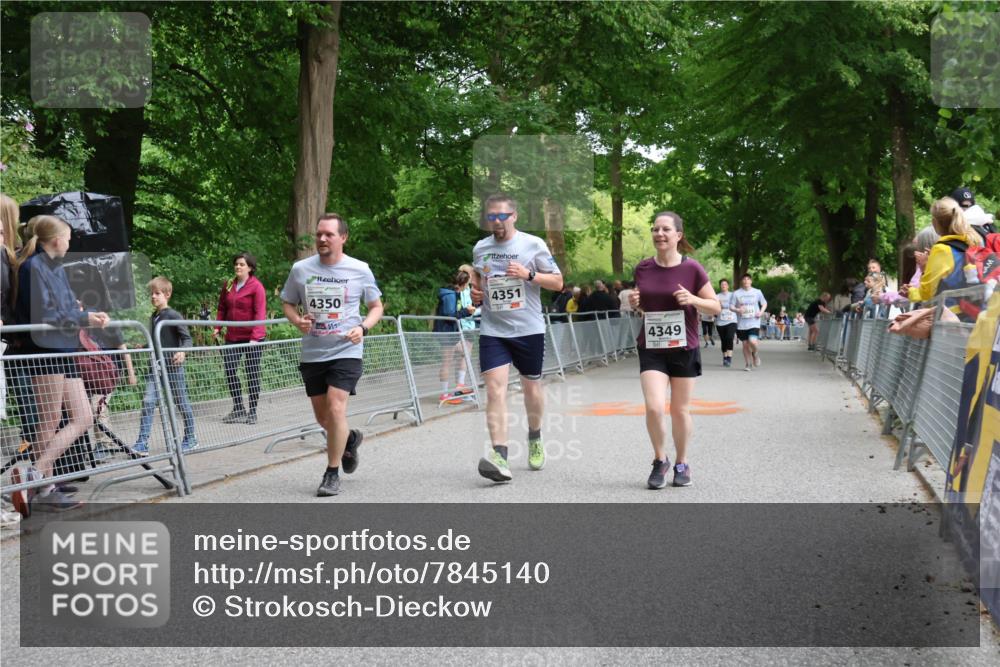 17.05.2025 - Störlauf Strokosch-Dieckow http://msf.ph/oto/7845140 17.05.2025 19:09:20 Ziel 4350, 4351, 4349 meine-sportfotos.de