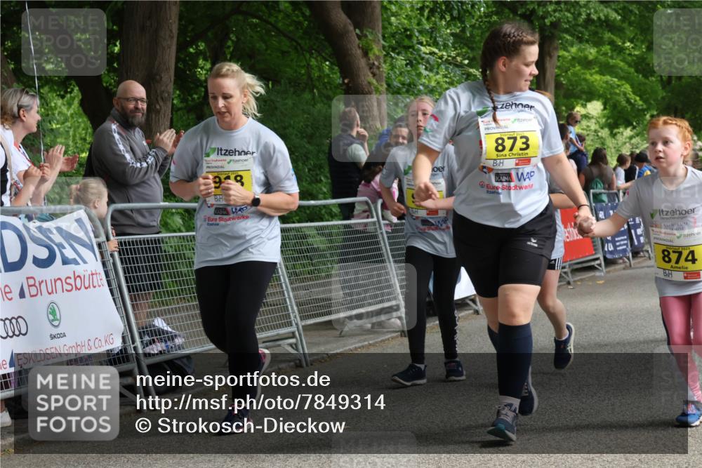 17.05.2025 - Störlauf Strokosch-Dieckow http://msf.ph/oto/7849314 17.05.2025 14:15:47 Ziel 3000, 918, 2025, 873, 874 meine-sportfotos.de