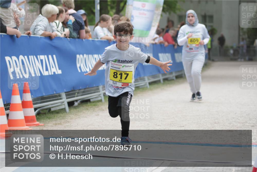 17.05.2025 - Störlauf H.Heesch http://msf.ph/oto/7895710 17.05.2025 14:17:58 Ziel 2025, 817, 809 meine-sportfotos.de