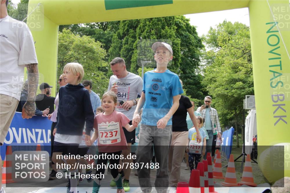 17.05.2025 - Störlauf H.Heesch http://msf.ph/oto/7897488 17.05.2025 13:03:25 Ziel 2025, 7237, 7217, 225 meine-sportfotos.de