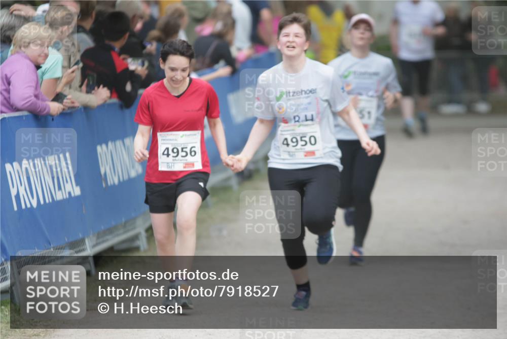 17.05.2025 - Störlauf H.Heesch http://msf.ph/oto/7918527 17.05.2025 19:10:00 Ziel 2015, 4956, 4950 meine-sportfotos.de