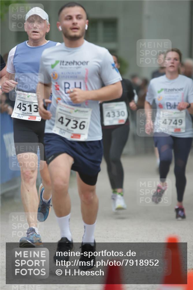 17.05.2025 - Störlauf H.Heesch http://msf.ph/oto/7918952 17.05.2025 19:00:12 Ziel 2025, 4513, 4736, 4330, 4749 meine-sportfotos.de