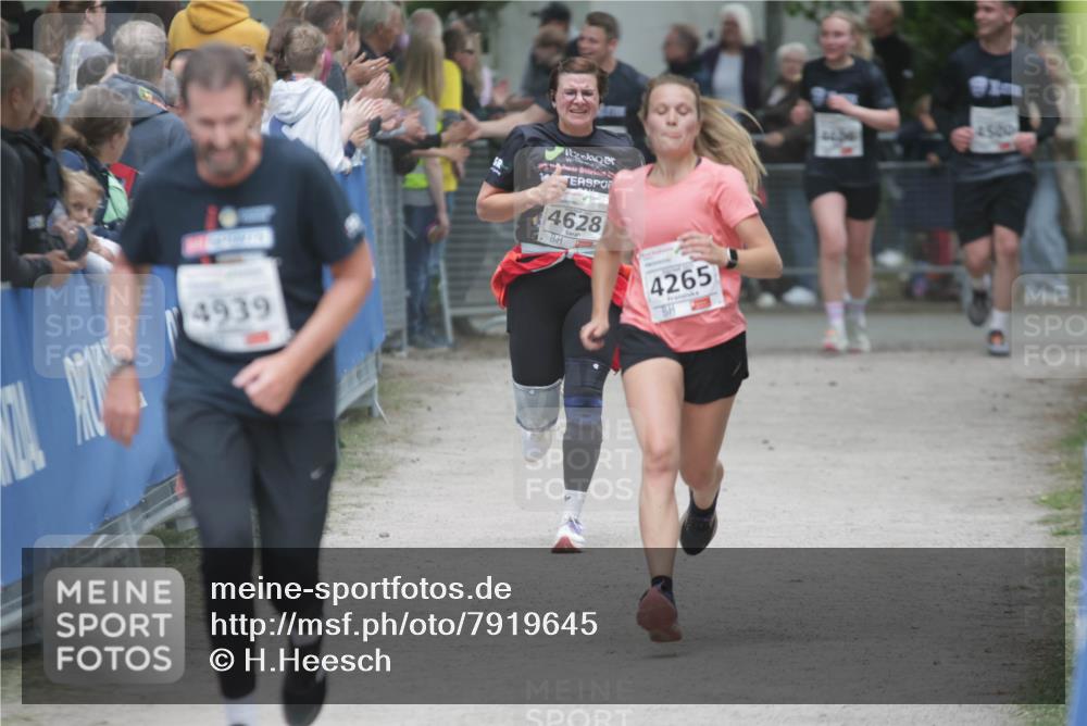 17.05.2025 - Störlauf H.Heesch http://msf.ph/oto/7919645 17.05.2025 19:01:46 Ziel 4939, 4628, 4265, 4500 meine-sportfotos.de
