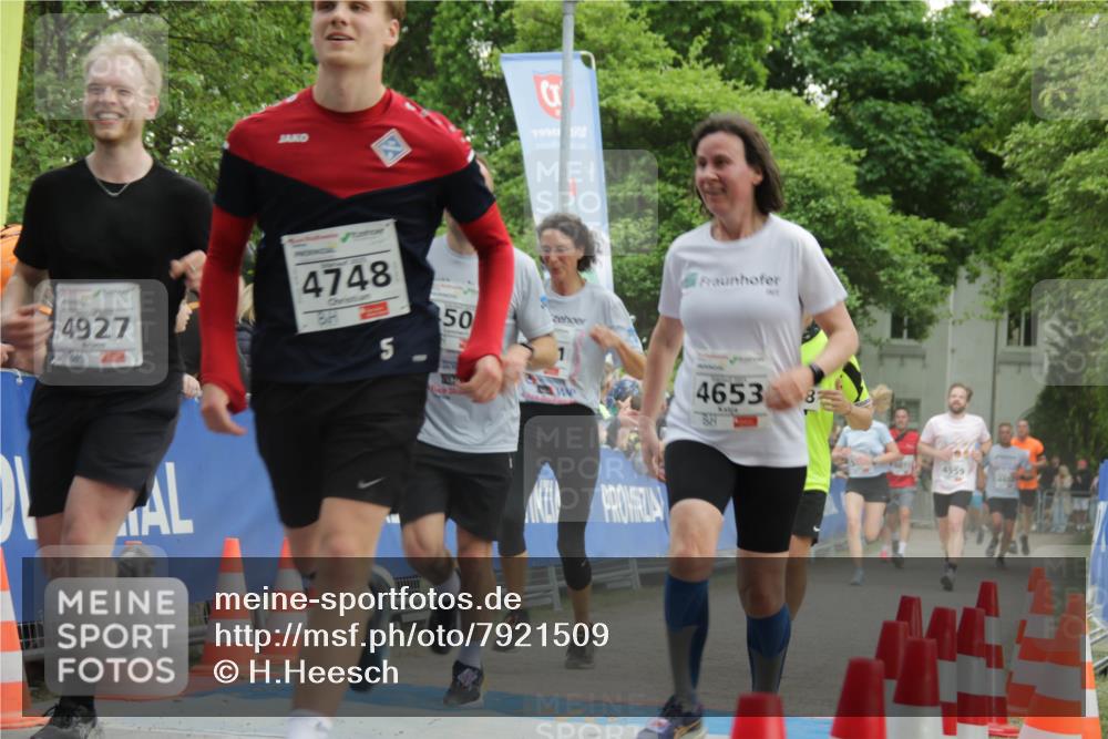 17.05.2025 - Störlauf H.Heesch http://msf.ph/oto/7921509 17.05.2025 18:59:32 Ziel 4927, 4748, 5, 50, 4653, 5071, 4959 meine-sportfotos.de