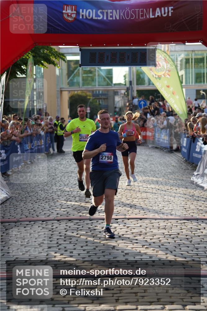 13.06.2025 - Holstenköstenlauf Felixshl http://msf.ph/oto/7923352 13.06.2025 19:53:16 Laufen 2053, 2448, 2525, 2661, 2798 meine-sportfotos.de