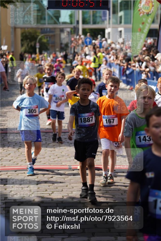13.06.2025 - Holstenköstenlauf Felixshl http://msf.ph/oto/7923564 13.06.2025 16:07:00 Laufen 20, 26, 75, 167, 305, 306, 308, 434, 452, 574, 585, 591, 592, 699, 716, 850, 855, 970, 1043, 1149, 1383, 1389, 1438, 1887, 1928 meine-sportfotos.de