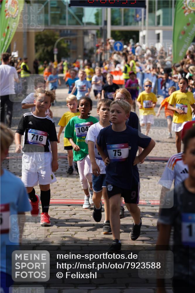 13.06.2025 - Holstenköstenlauf Felixshl http://msf.ph/oto/7923588 13.06.2025 16:07:05 Laufen 26, 34, 306, 316, 434, 452, 459, 467, 574, 575, 585, 592, 693, 699, 716, 973, 1043, 1149, 1202, 1389 meine-sportfotos.de