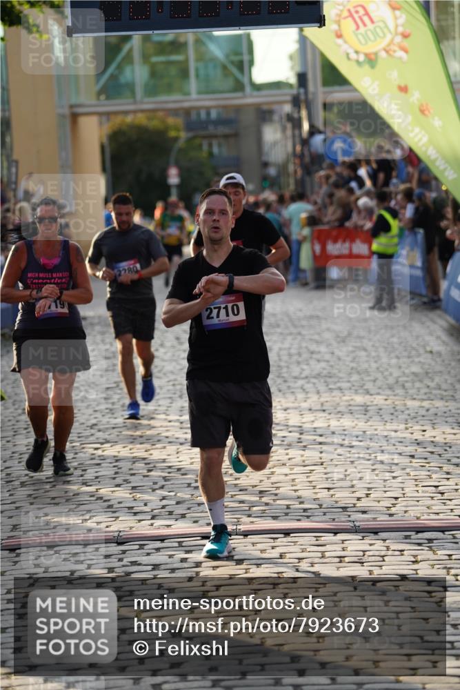 13.06.2025 - Holstenköstenlauf Felixshl http://msf.ph/oto/7923673 13.06.2025 19:55:19 Laufen 2280, 2420, 2424, 2644, 2710, 2719, 3707, 3739 meine-sportfotos.de