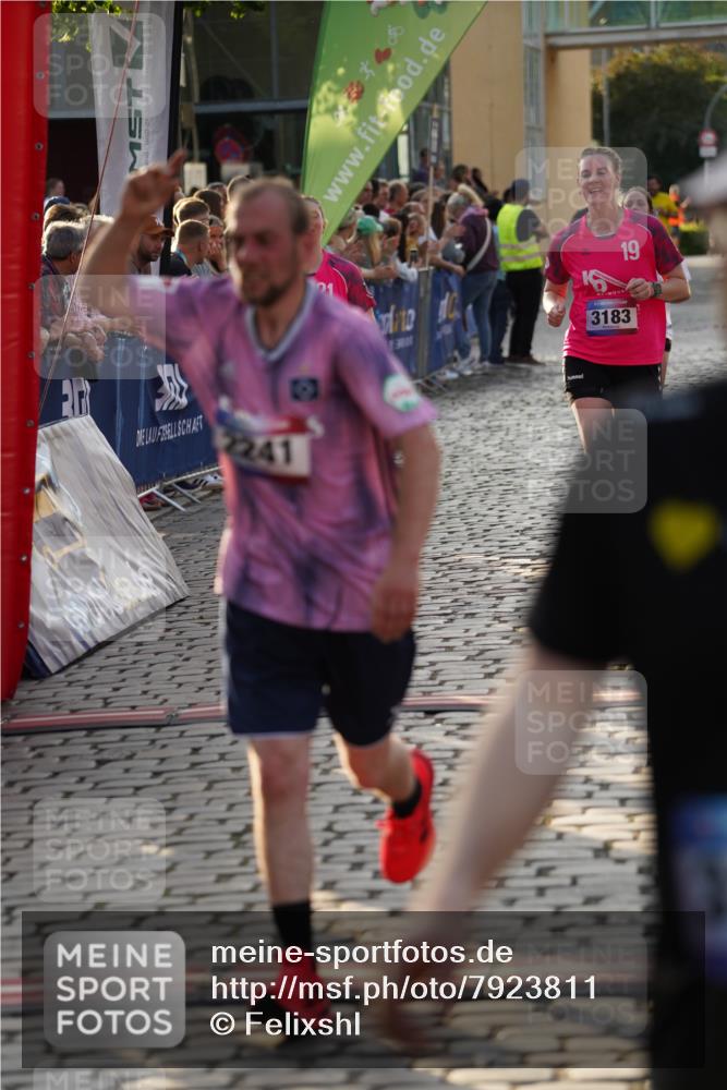 13.06.2025 - Holstenköstenlauf Felixshl http://msf.ph/oto/7923811 13.06.2025 19:56:00 Laufen 2114, 2241, 2550, 2564, 2941, 3129, 3171, 3183, 3591, 3767 meine-sportfotos.de